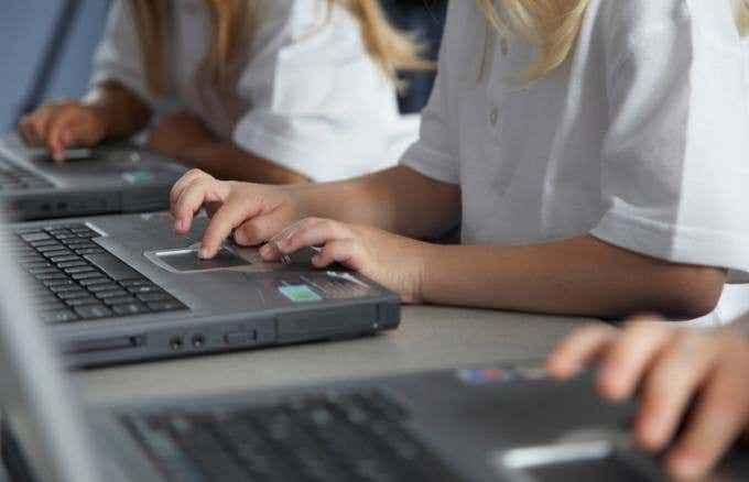 Cara Mengetahui Jika Laptop yang Dikeluarkan Sekolah Anda Memasang Spyware