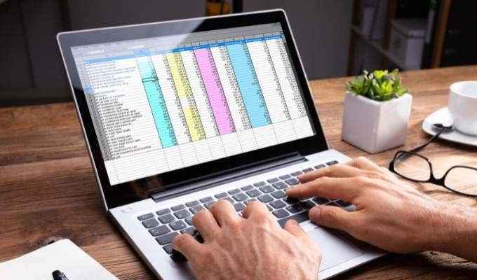 Cara mengeluarkan baris pendua di Excel